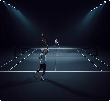 Deux joueurs de tennis s'affrontent sur un court couvert faiblement éclairé ; l'un d'eux effectue un service, la raquette levée. Ambiance intense, avec un éclairage dramatique.